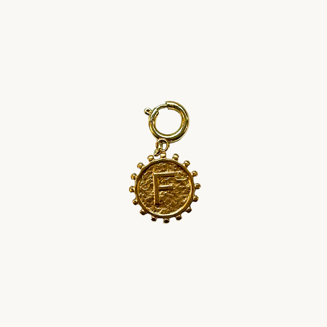 Charm soleil lettre dorée – Pendentif initiale élégant pour téléphone ou bijou