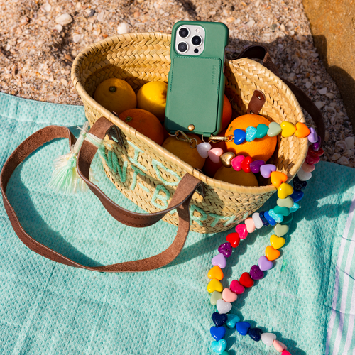 chaine bandoulière de téléphone à perles coeurs multicolore arc en ciel avec coque iphone en cuir verte