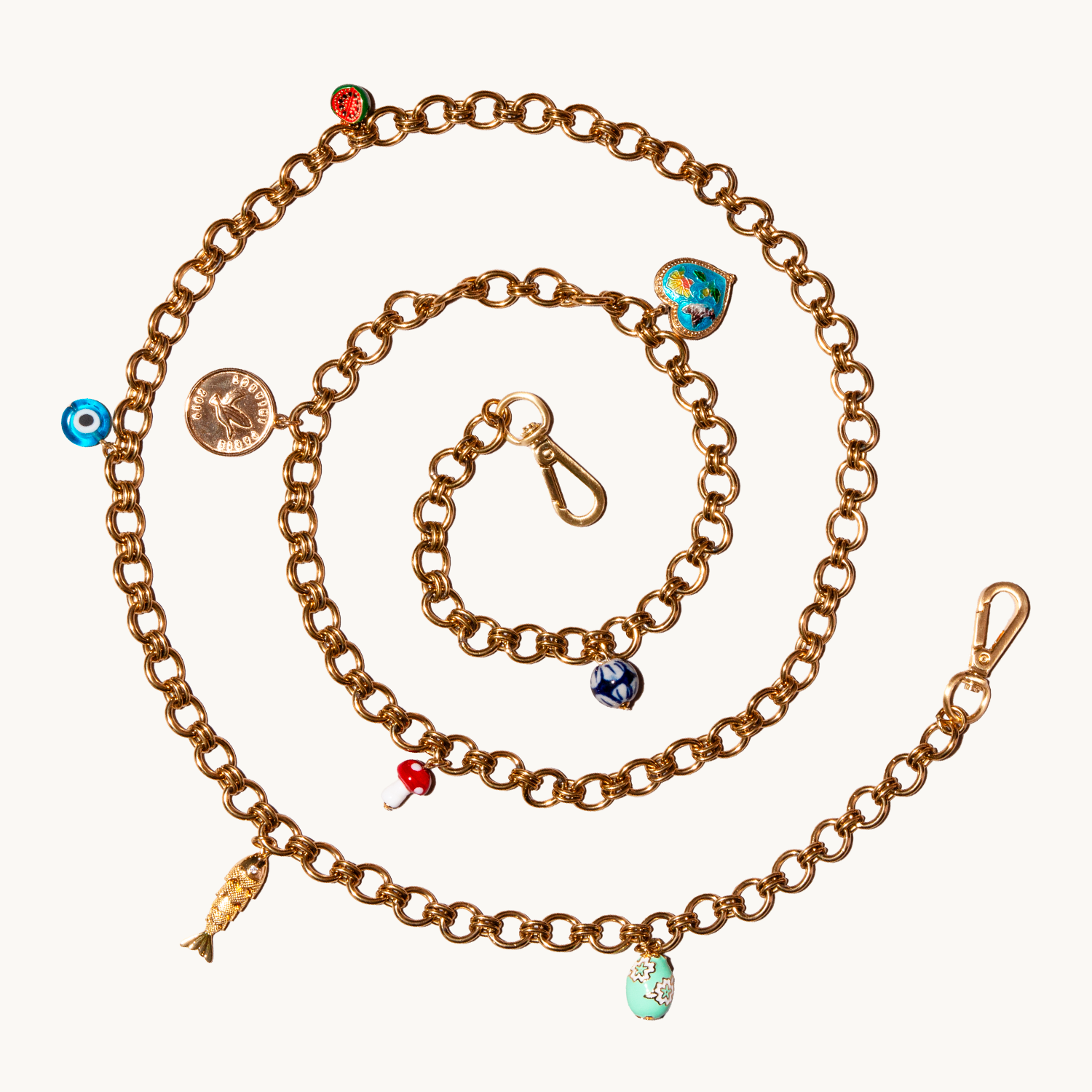 chaîne bandoulière de téléphone en maillons dorés avec charms