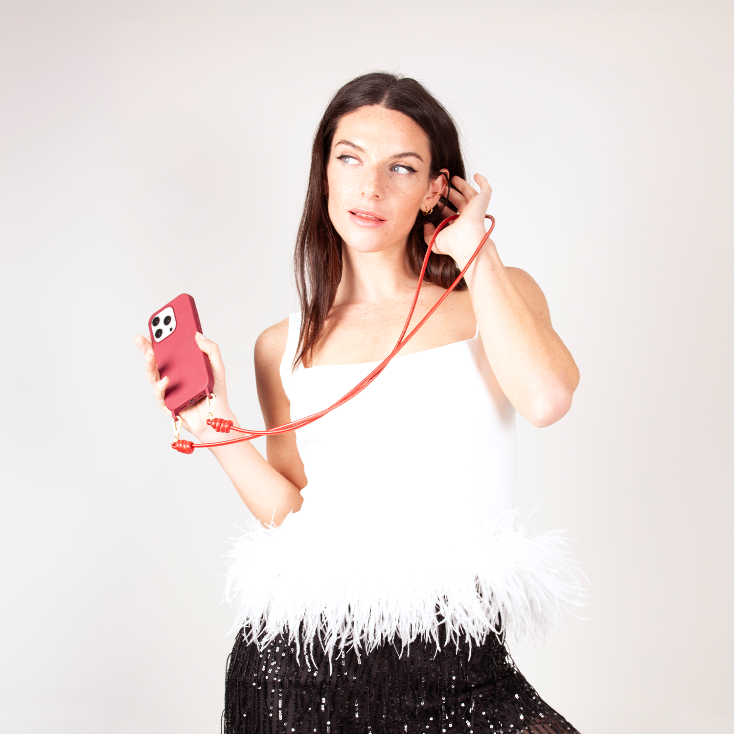 cordon de téléphone bandoulière en cuir rouge avec mousquetons dorés