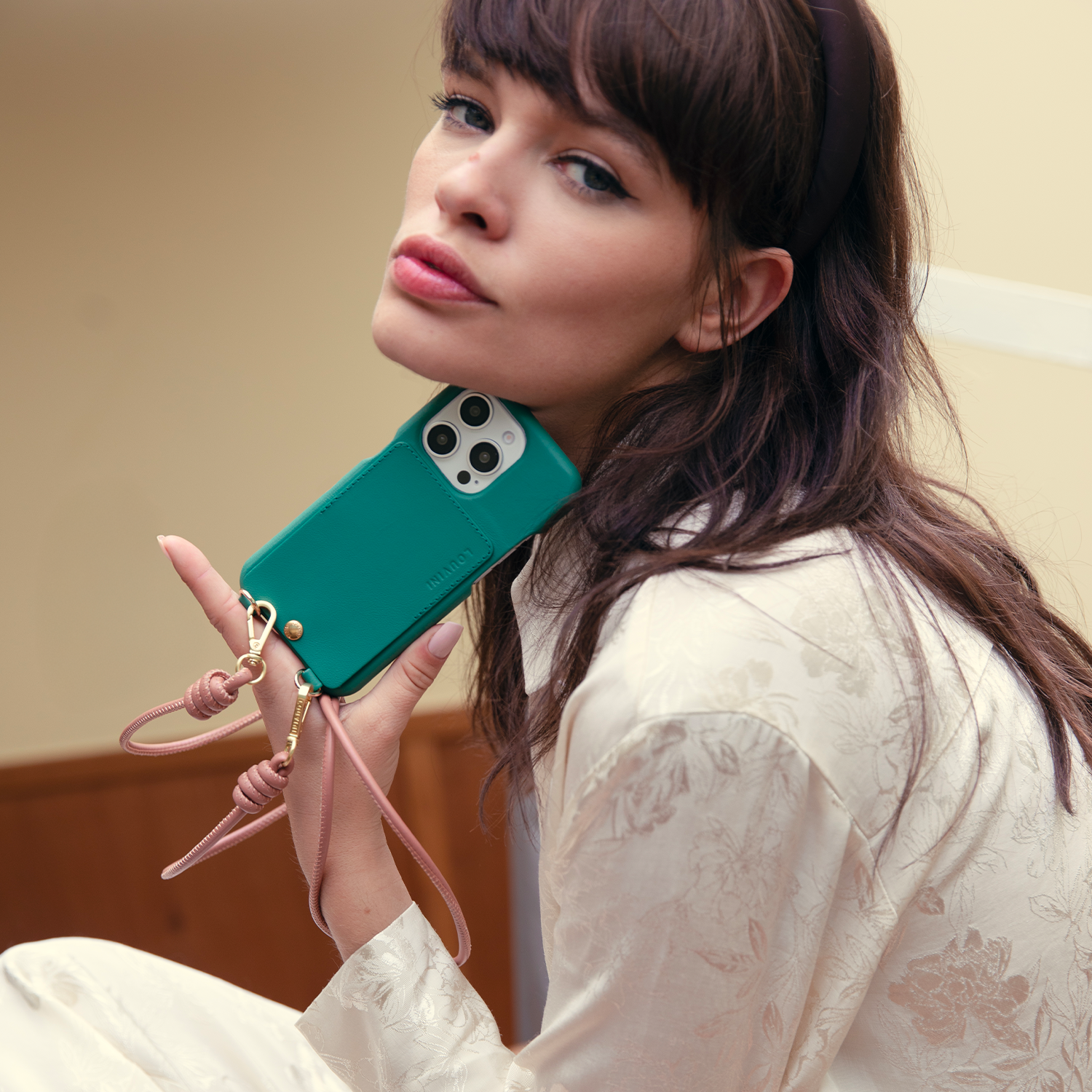 cordon de téléphone bandoulière en cuir vieux rose avec mousquetons dorés