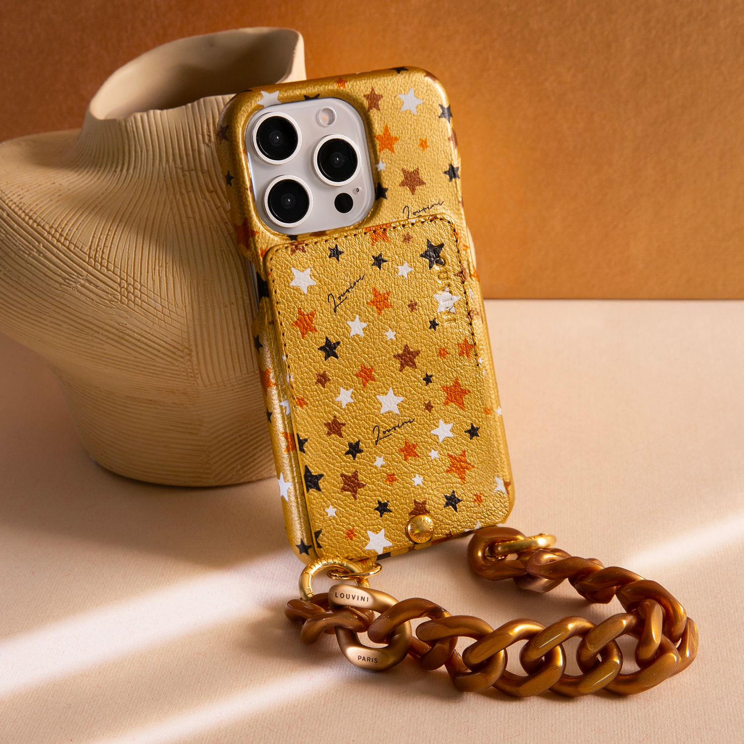 coque iphone en cuir doré imprimé étoiles et bracelet de téléphone doré