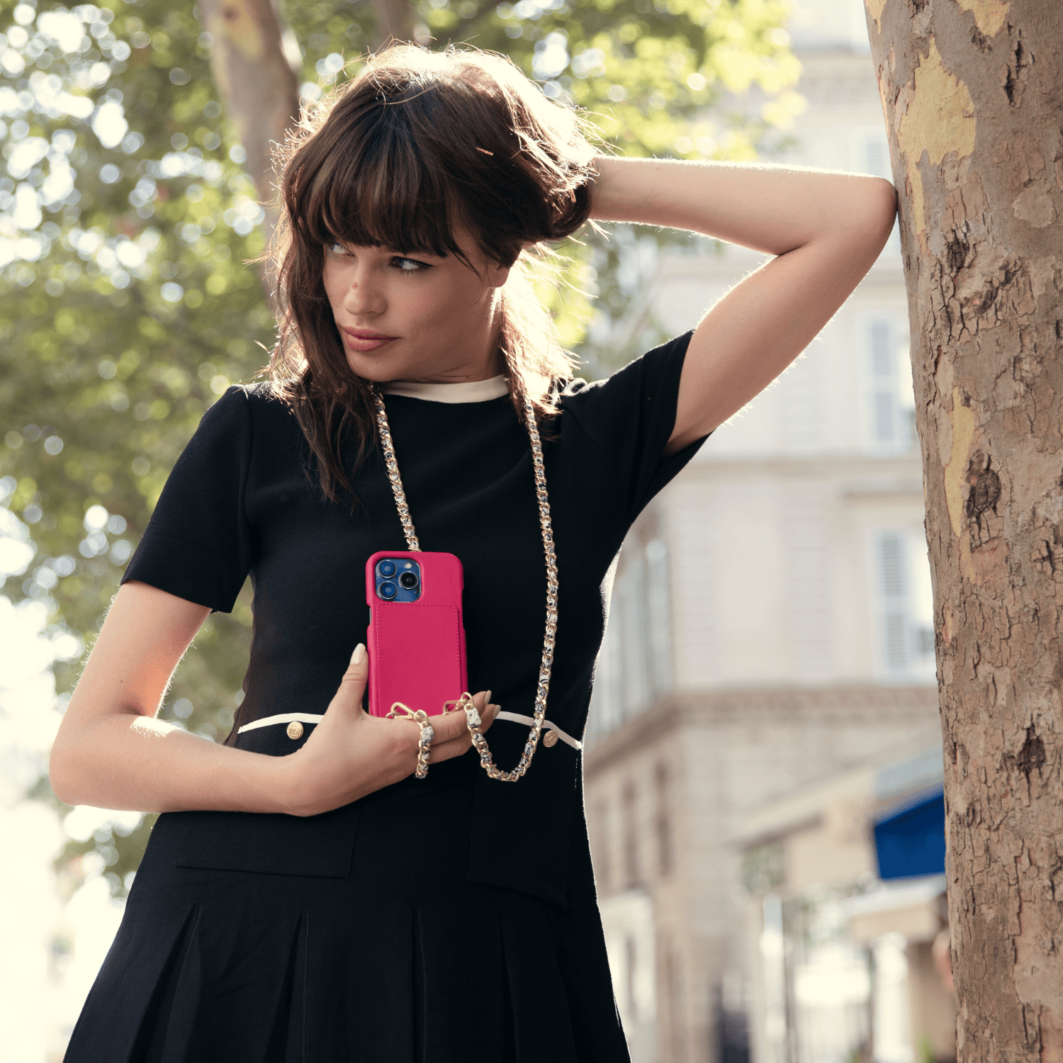 COQUE IPHONE CUIR PORTE CARTE AVEC ANNEAUX LOU FUCHSIA porté avec bandouliere bonnie creme