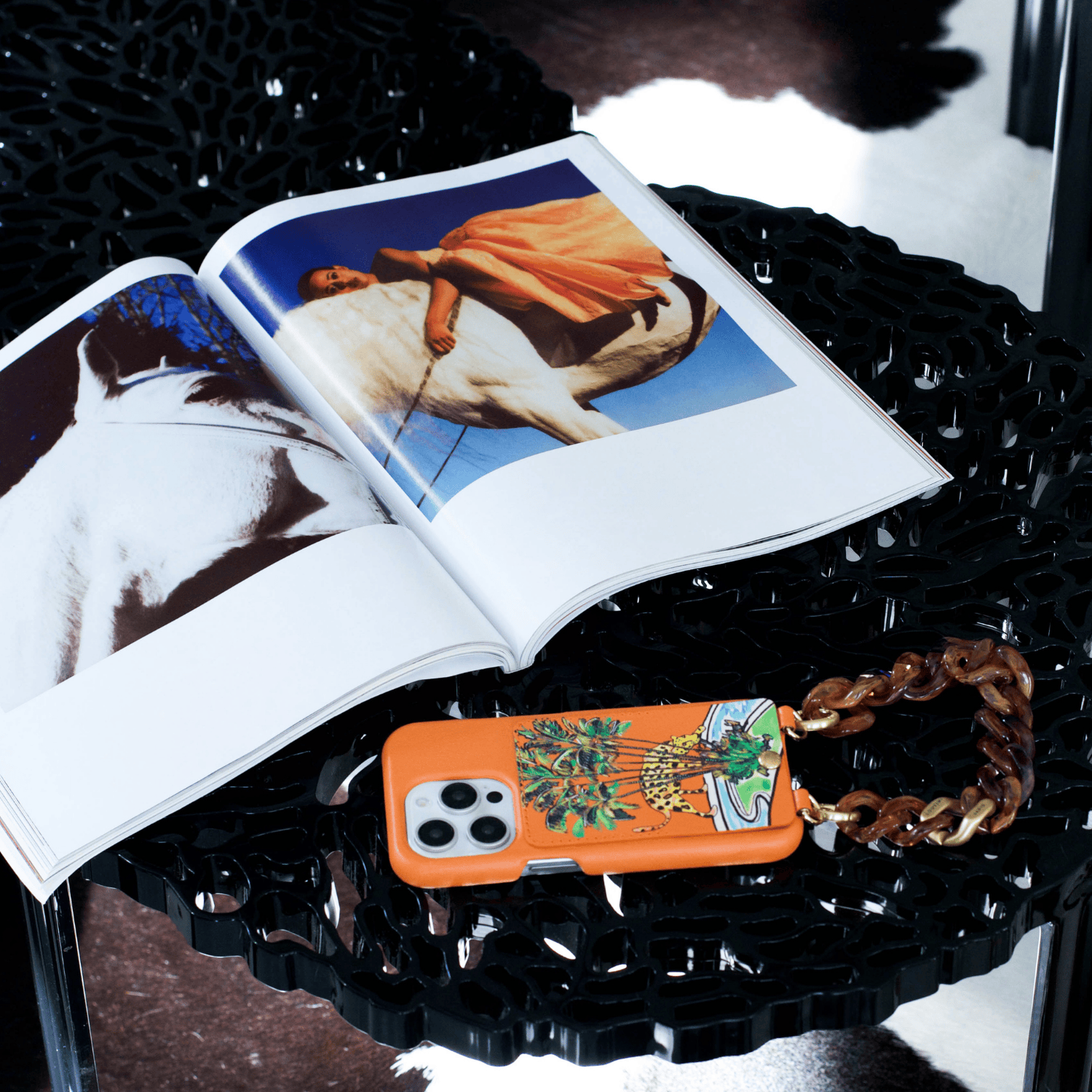COQUE IPHONE CUIR PORTE CARTE AVEC ANNEAUX LOU x FILIPE JARDIM ORANGE avec bracelet petit zoe marron brun