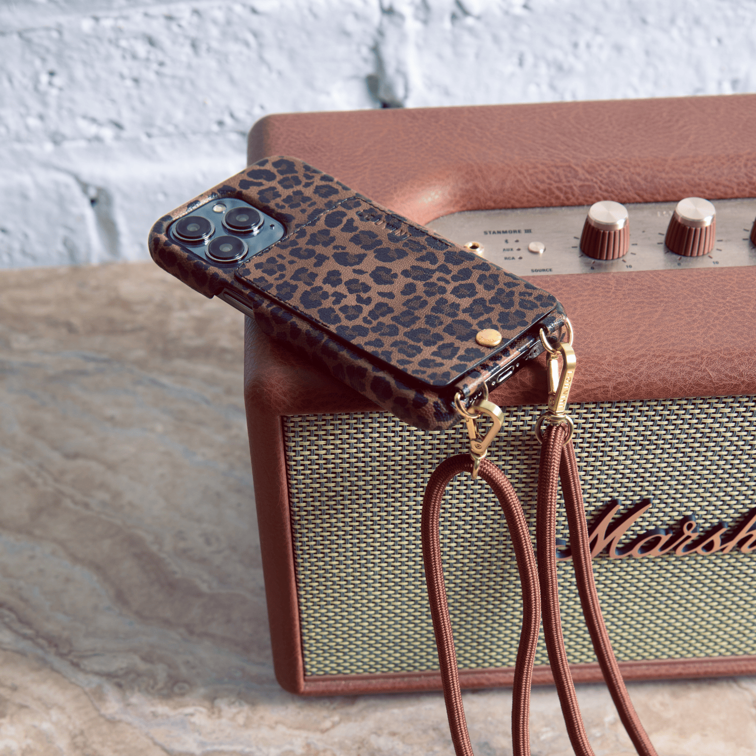 COQUE IPHONE CUIR PORTE CARTE AVEC ANNEAUX LOU LEOPARD avec cordon tessa marron