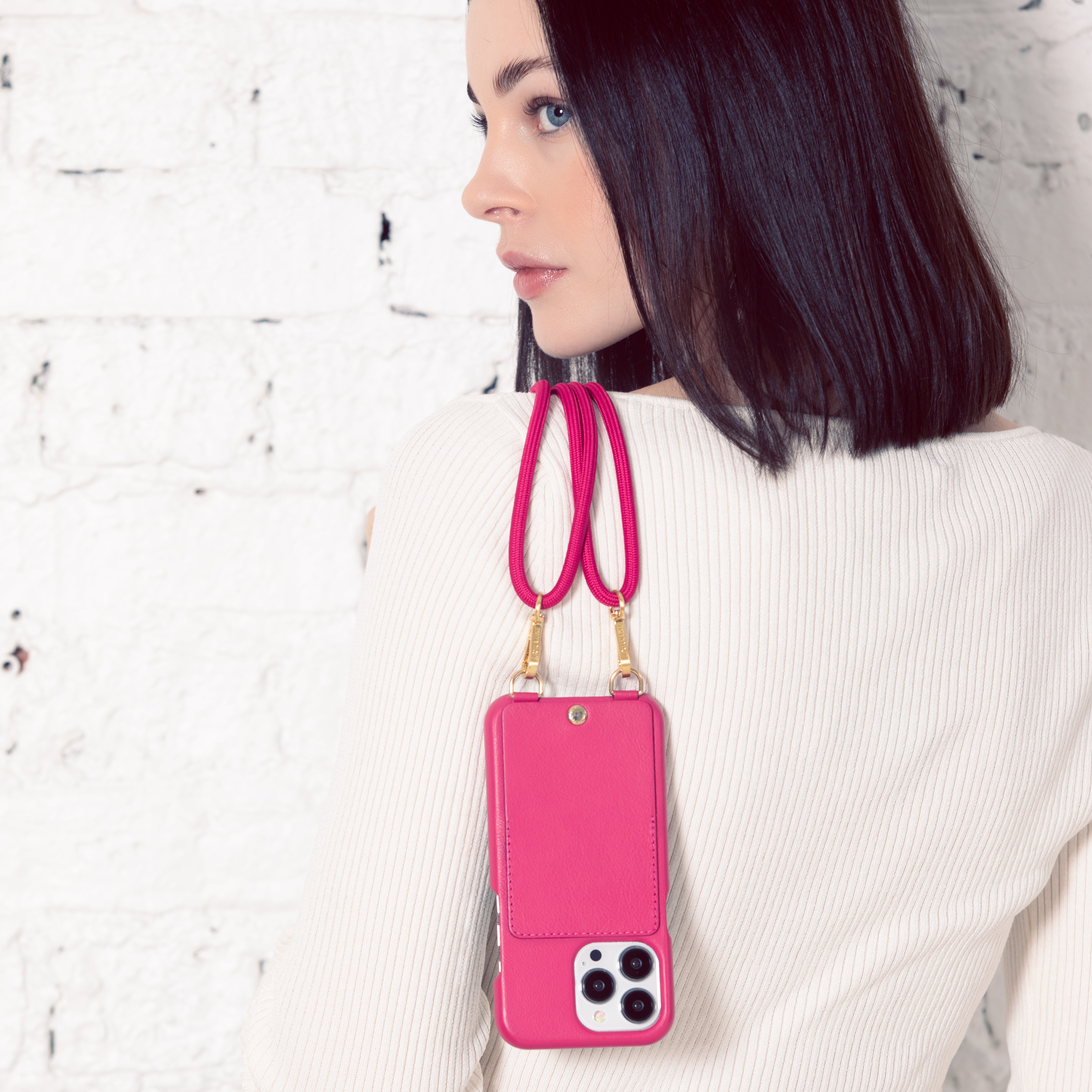 COQUE IPHONE CUIR PORTE CARTE AVEC ANNEAUX LOU FUCHSIA avec cordon tessa fuchsia