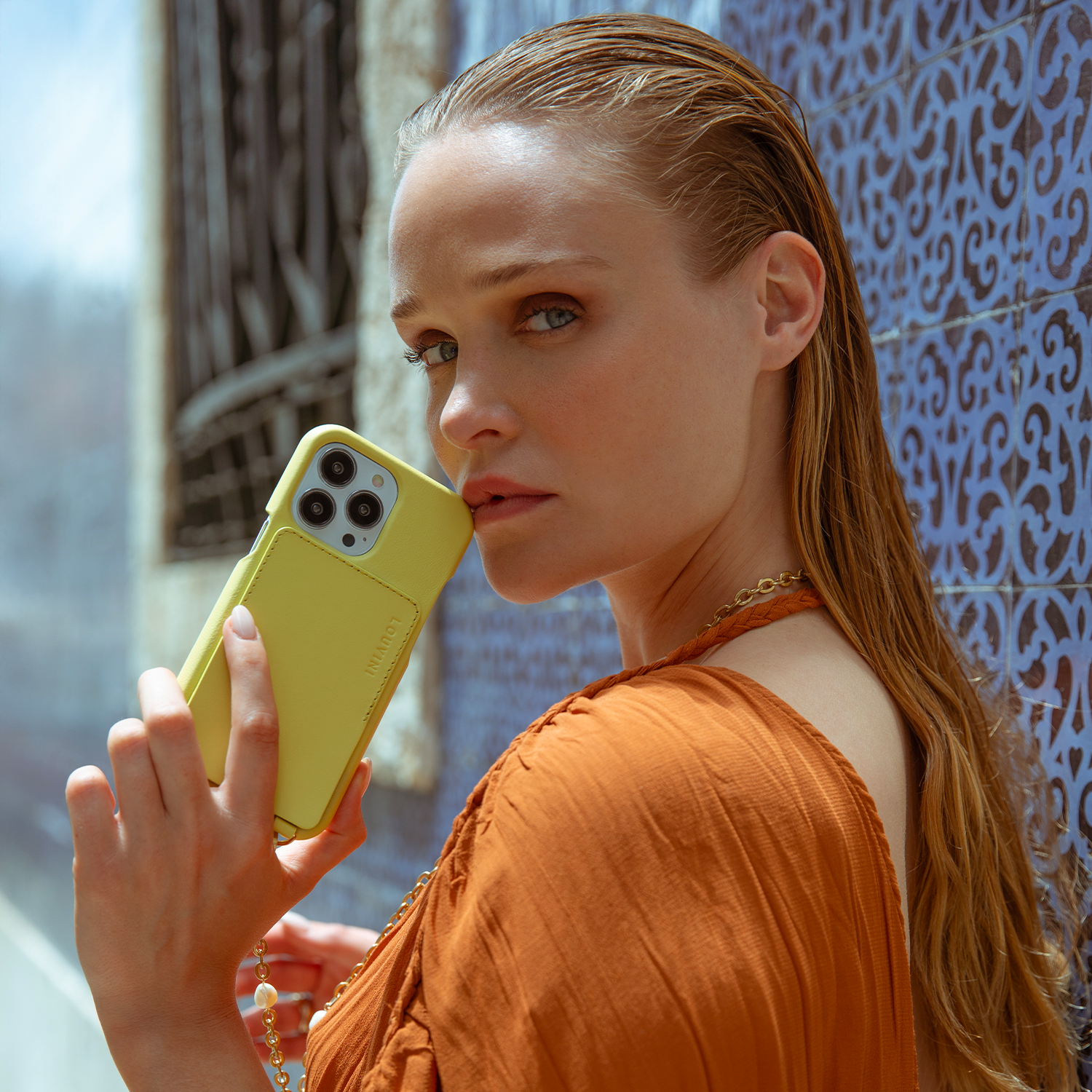 Coque en cuir jaune avec étui et chaîne doré