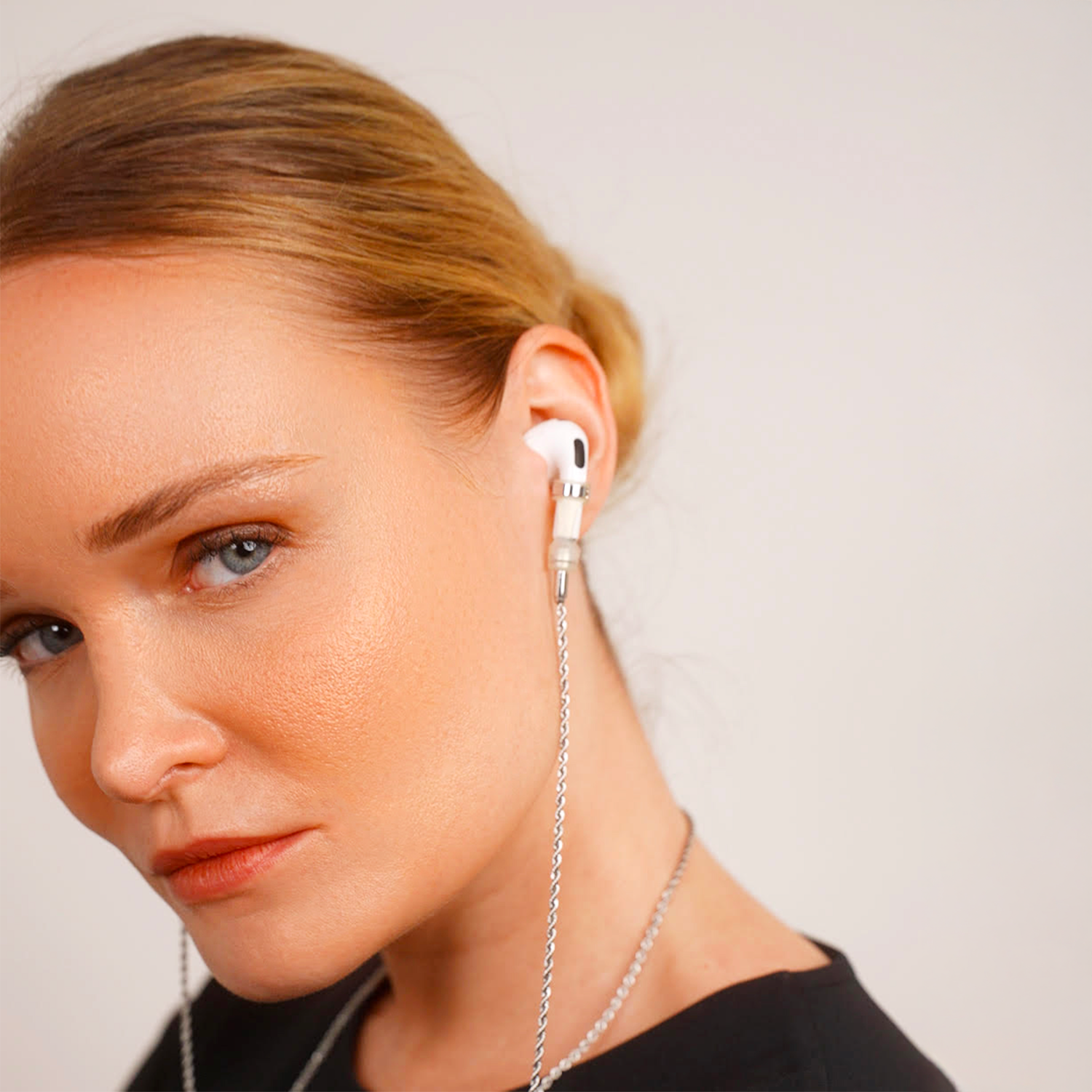 Chaîne dorée pour AirPods avec finitions argentés