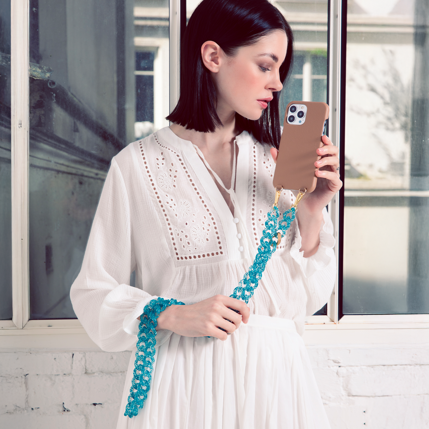 ensemble coque pour téléphone
en cuir camel avec chaine bleu