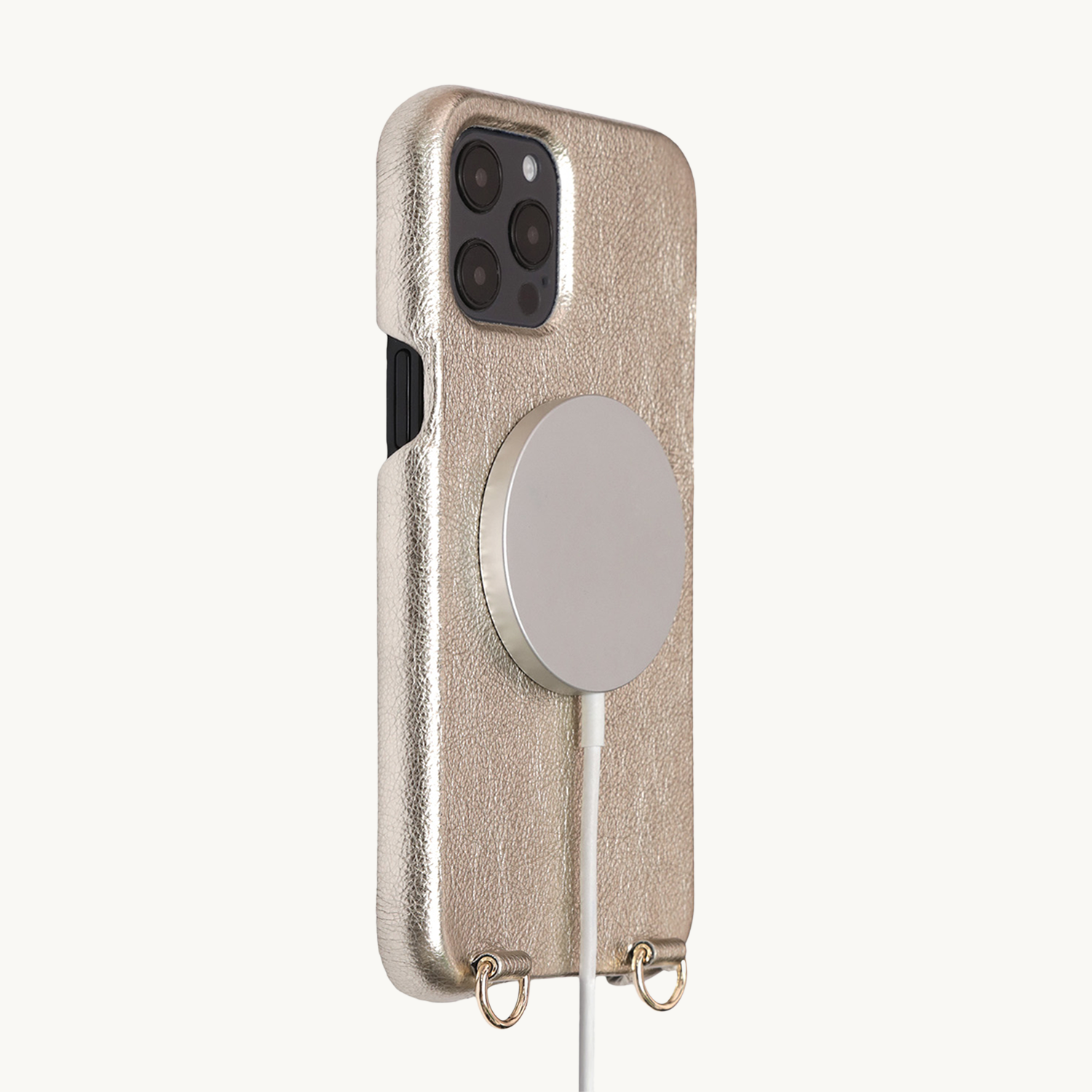 coque de téléphone avec magsafe en cuir dore