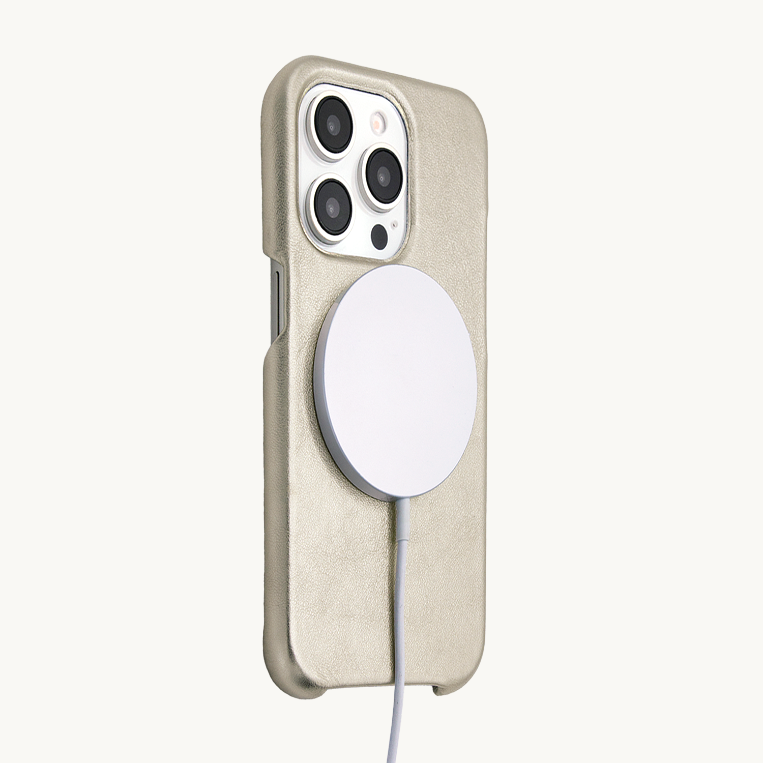 coque de téléphone avec magsafe en cuir dore