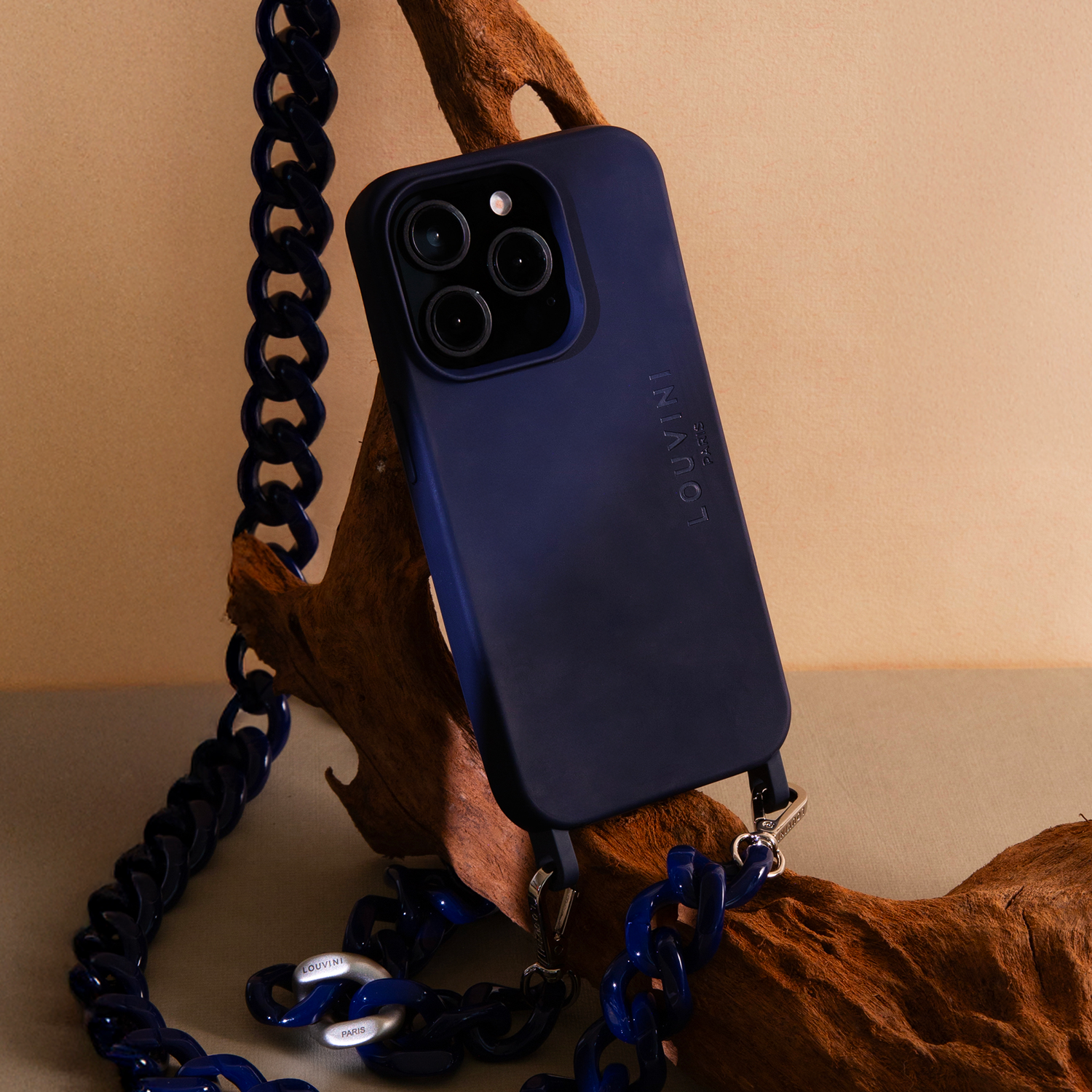 coque iphone bleu marine et chaine bandoulière à maillons assortie aux détails argentés
