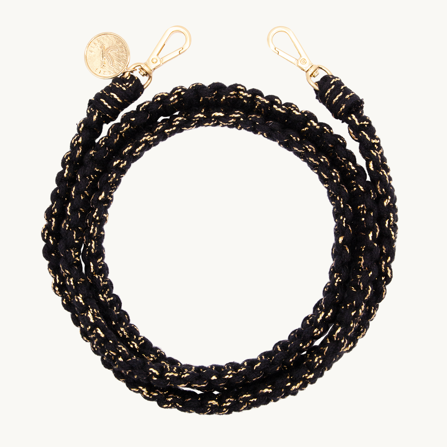 cordon bandouliere pour telephone en macrame noir avec medaille et mousquetons dorés