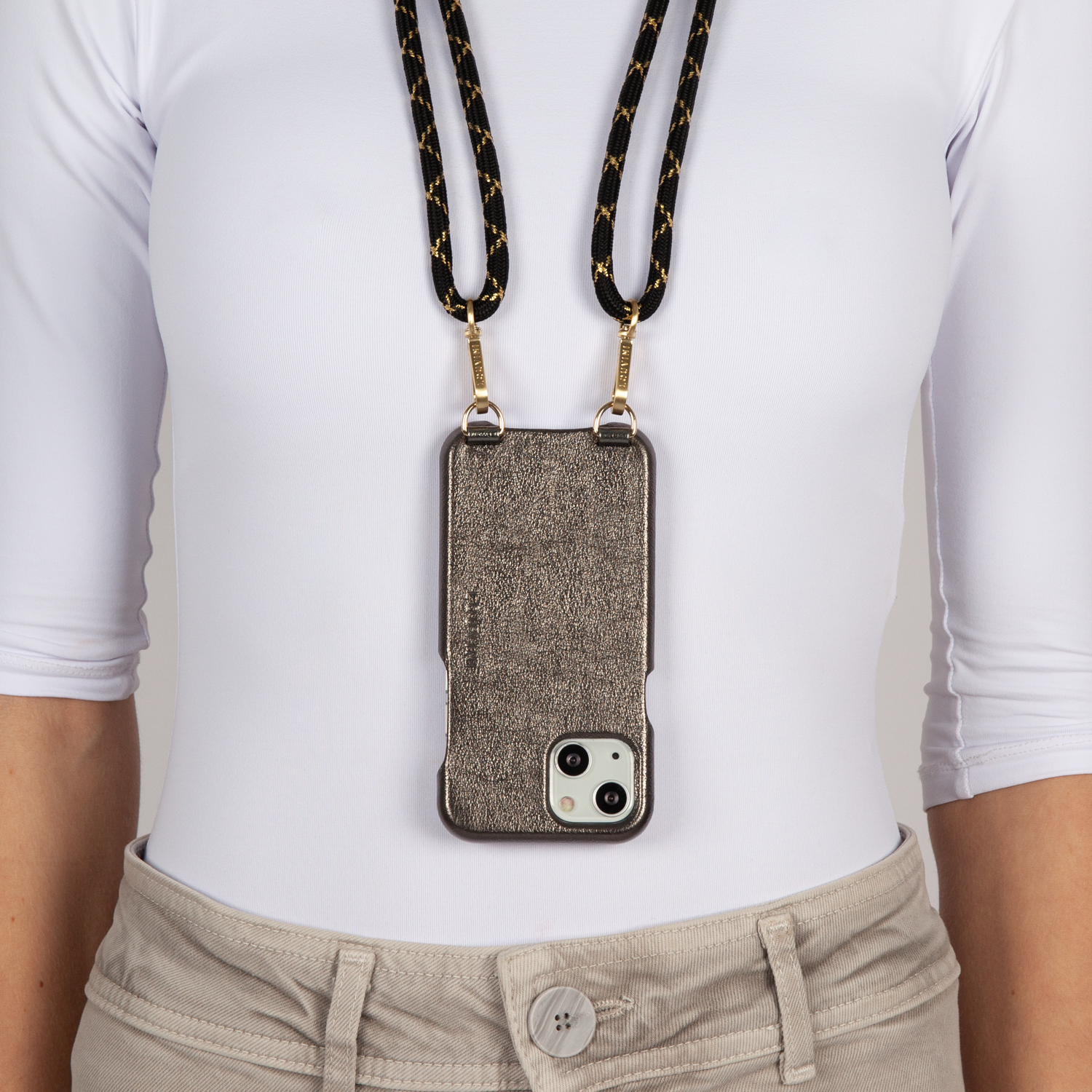 coque cuir iphone anthracite metallise avec cordon bandouliere