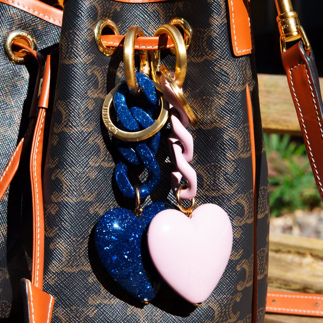 porte clé grigri de sac grand coeur rose antique mauve et bleu marine à paillettes