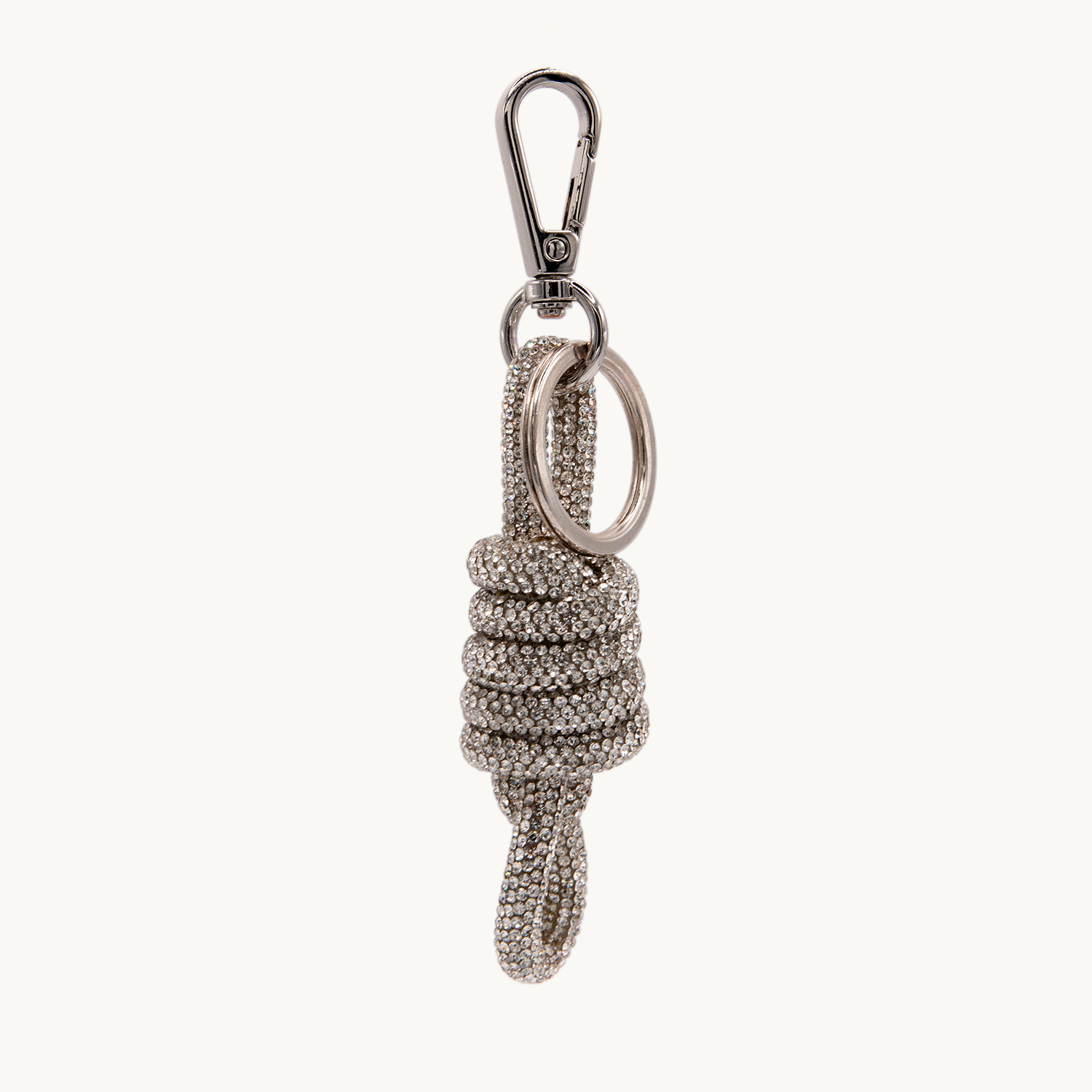 Porte-clés argent avec mousqueton, anneau et structure enroulée ornée de strass