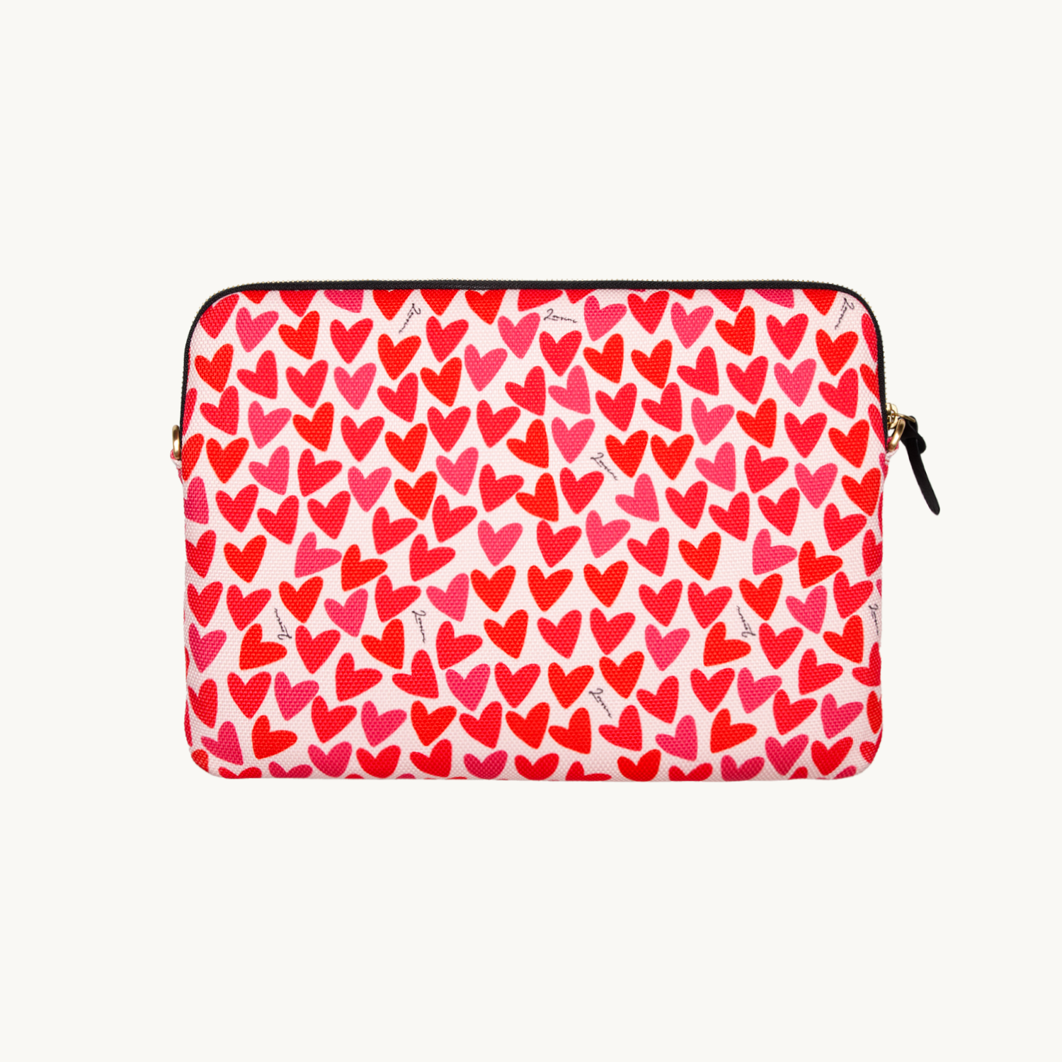 Pochette en tissu motif cœurs rouges avec détail en cuir noir, accessoire élégant et pratique