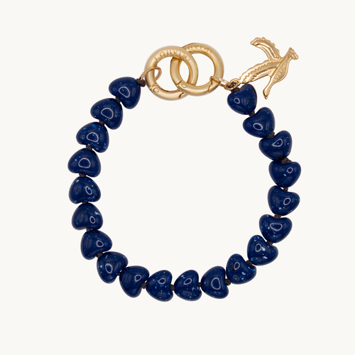 bracelet de téléphone à perles petits coeurs bleu marine et anneaux dorés
