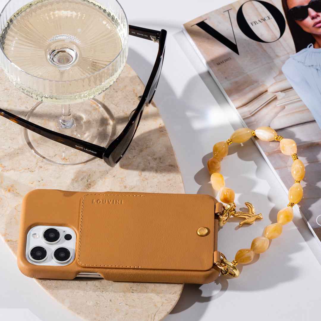 coque iphone en cuir beige camel avec porte cartes et bracelet de téléphone à perles marron clair