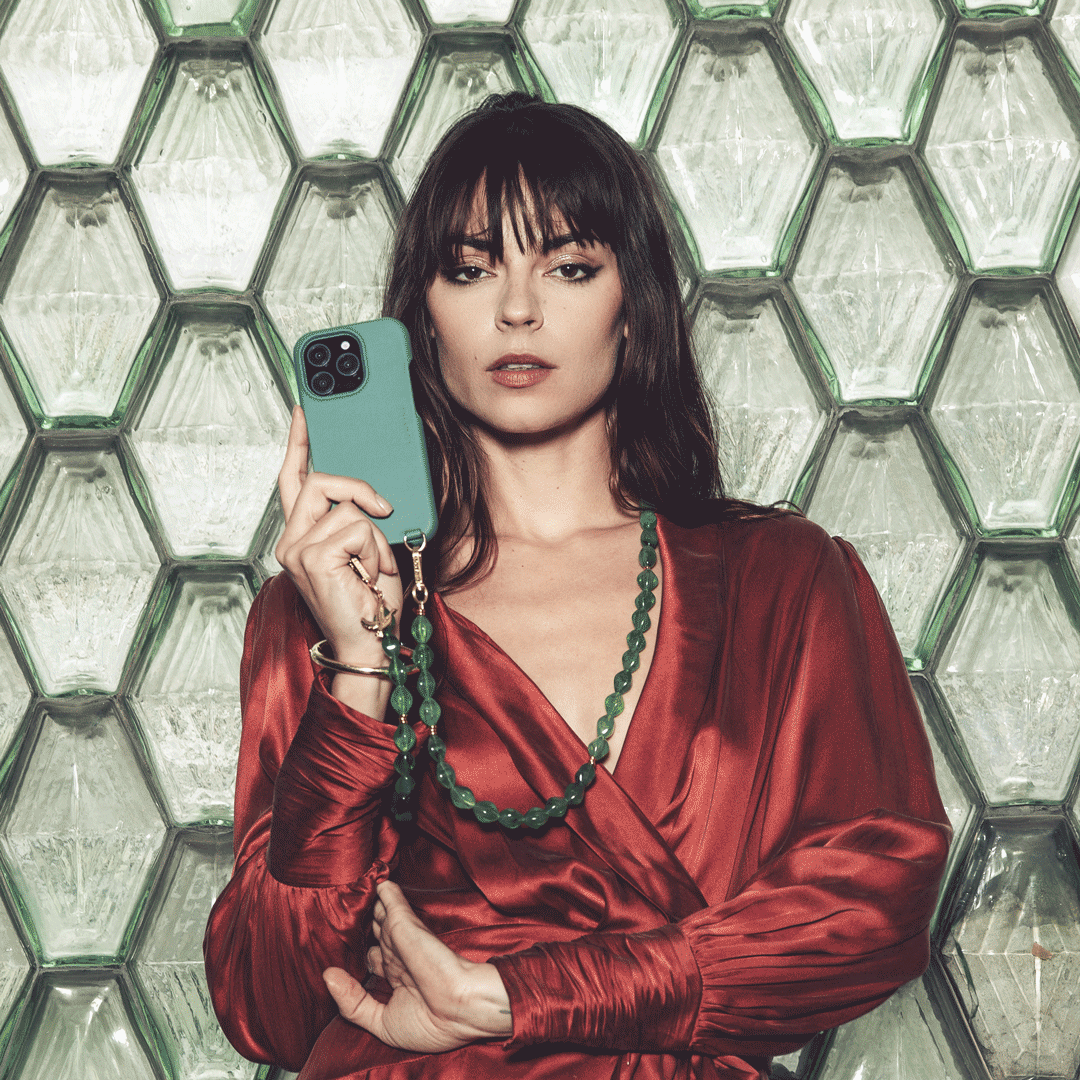 coque iphone en cuir vert emeraude et chaine bandoulière de télépgone à perles vertes