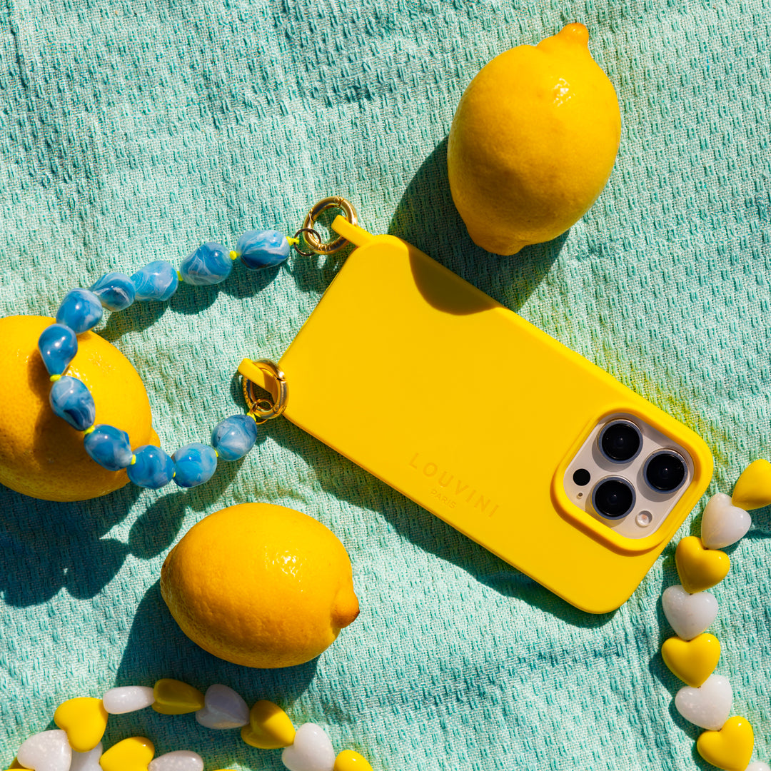 coque iphone jaune avec bracelet de téléphone à perles bleues et fil jaune fluo
