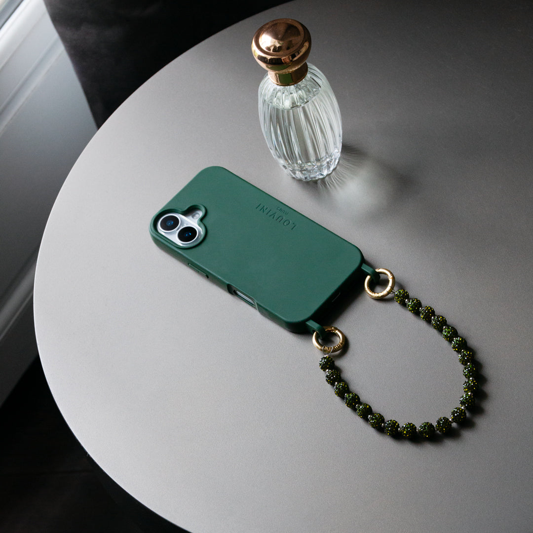 coque iphone vert olive et bracelet de téléphone vert à perles strass