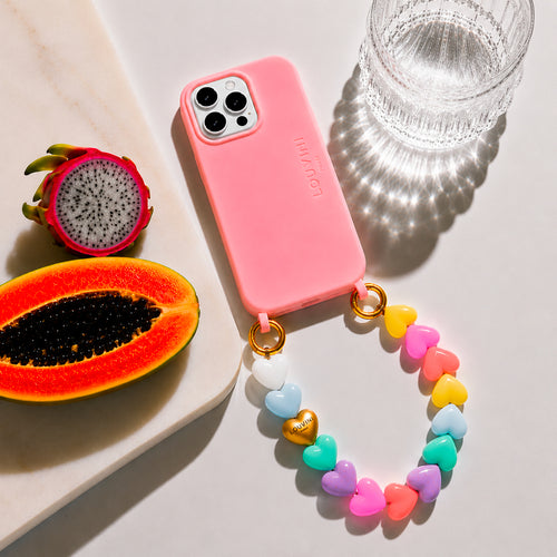 coque iphone rose et bracelet de téléphone à perles coeurs pastel multicolore