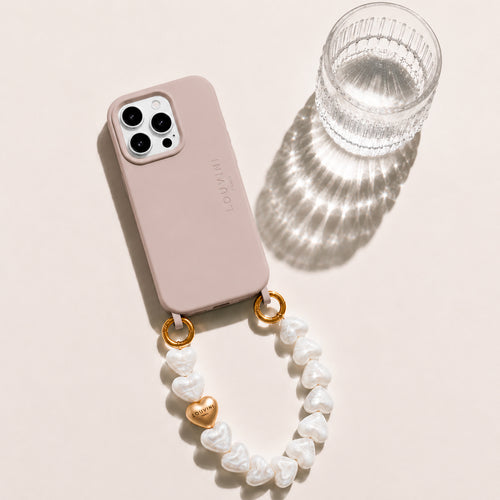 coque iphone magsafe beige taupe avec anneaux et bracelet de téléphone à perles blanches coeurs