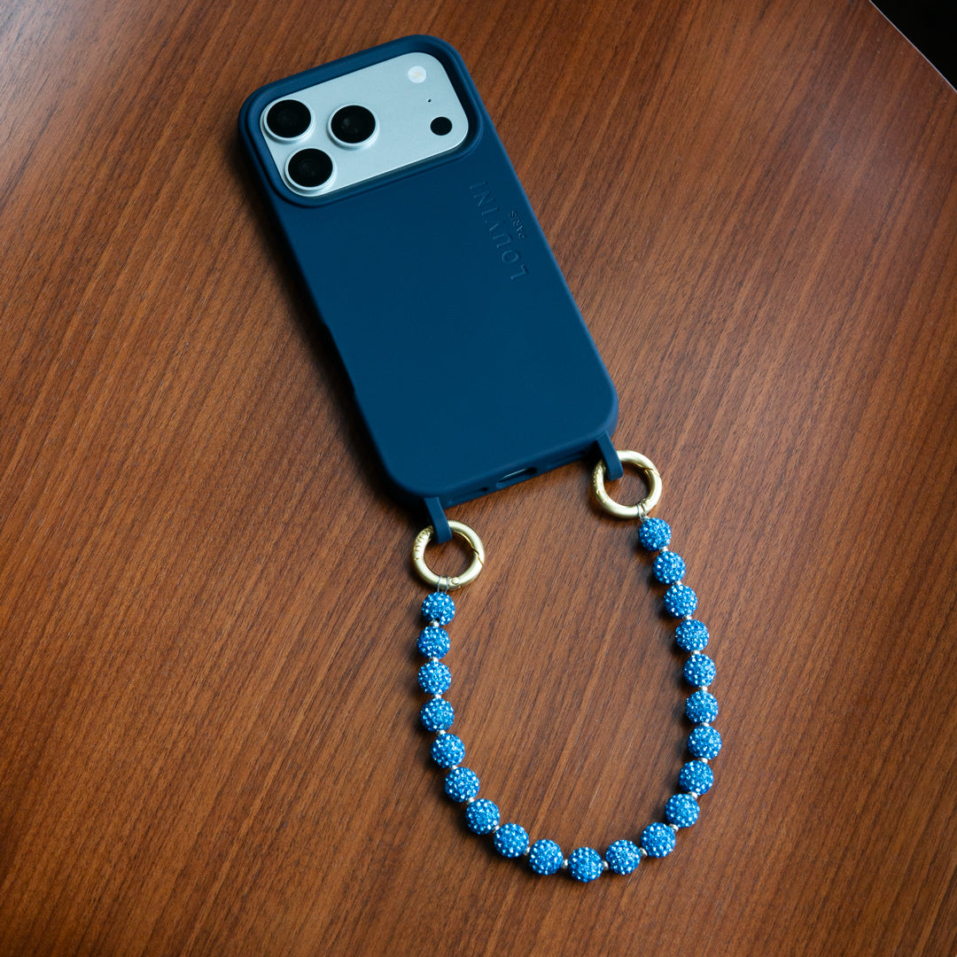 coque iphone magsafe bleu marine et bracelet de téléphone à perles strass bleu