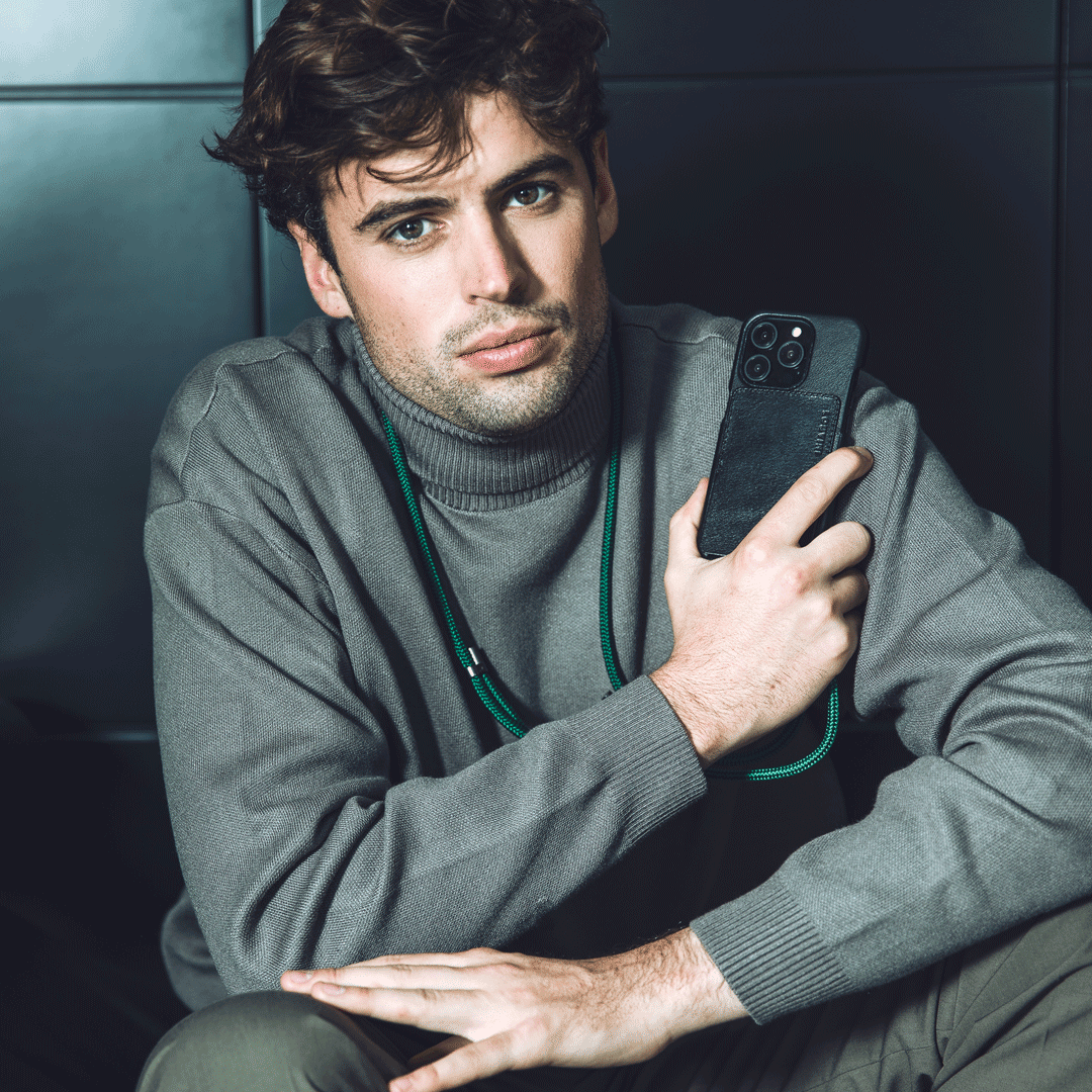 coque en cuir noir avec porte carte et anneaux et cordon de téléphone