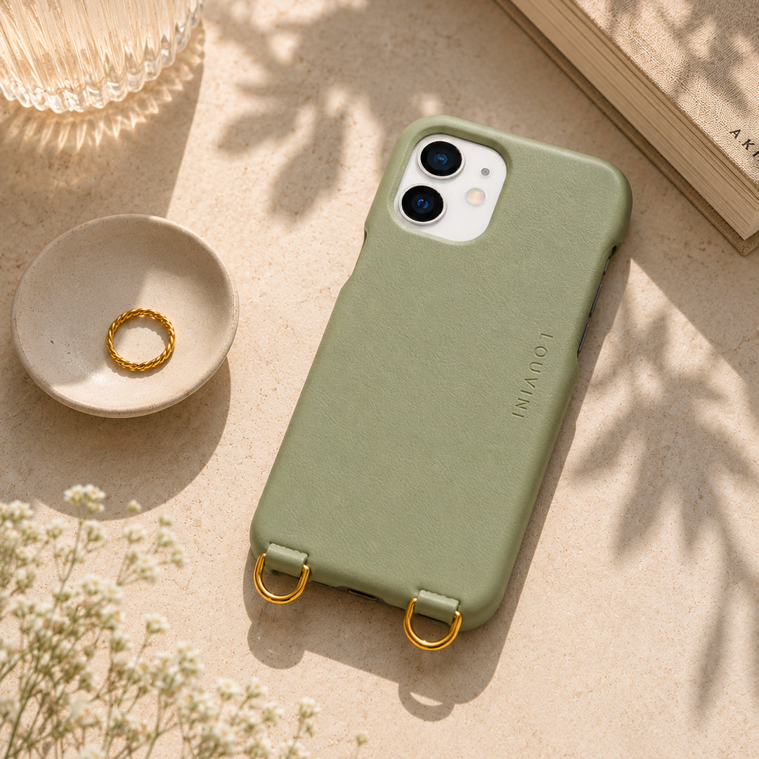 coque iphone 12 mini en cuir vert kaki avec anneaux dorés