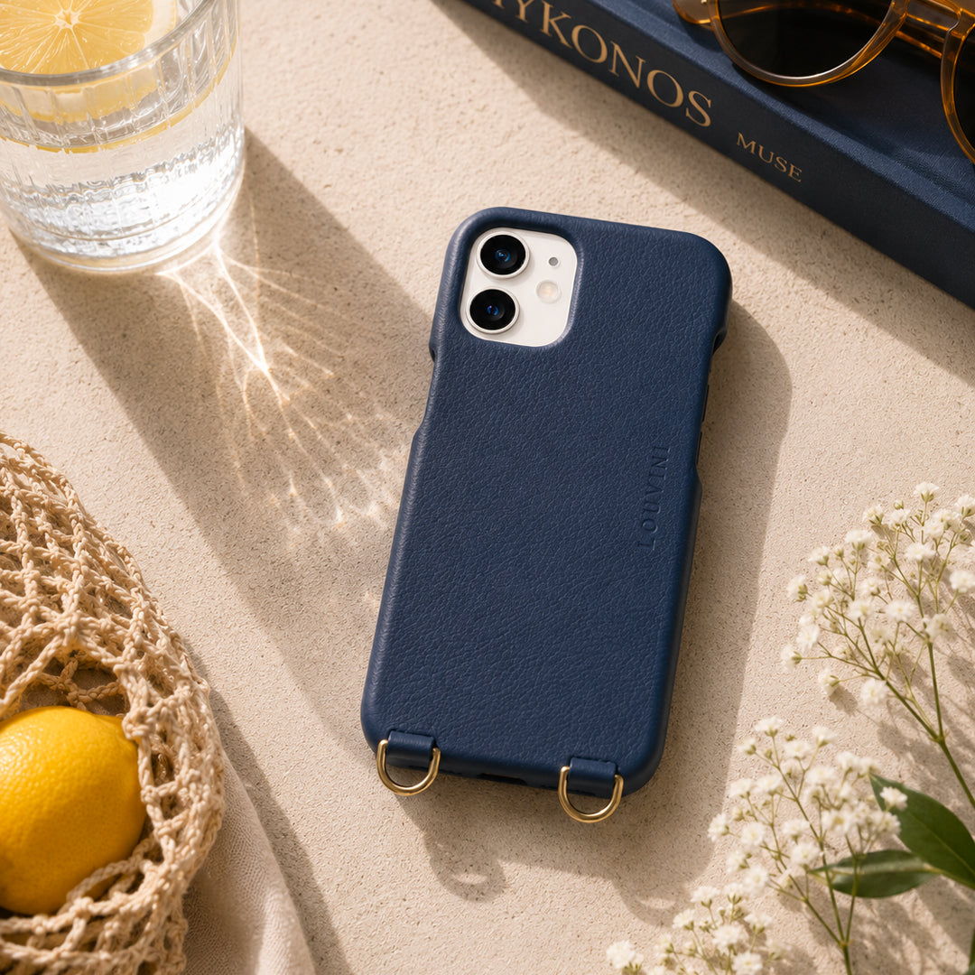 coque iphone 12 13 mini en cuir bleu marine avec anneaux dorés