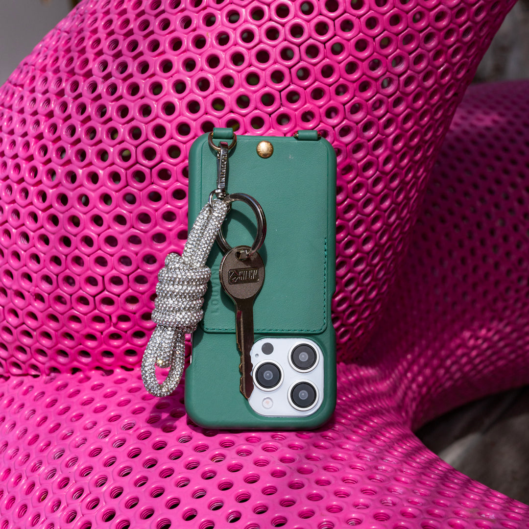 porte clé à strass argenté et coque iphone en cuir vert émeraude avec porte-carte