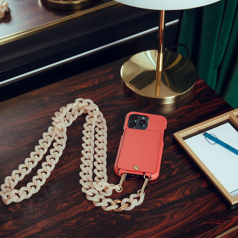 chaine bandoulière de téléphone à maillons beige et coque iphone en cuir rose orange blush