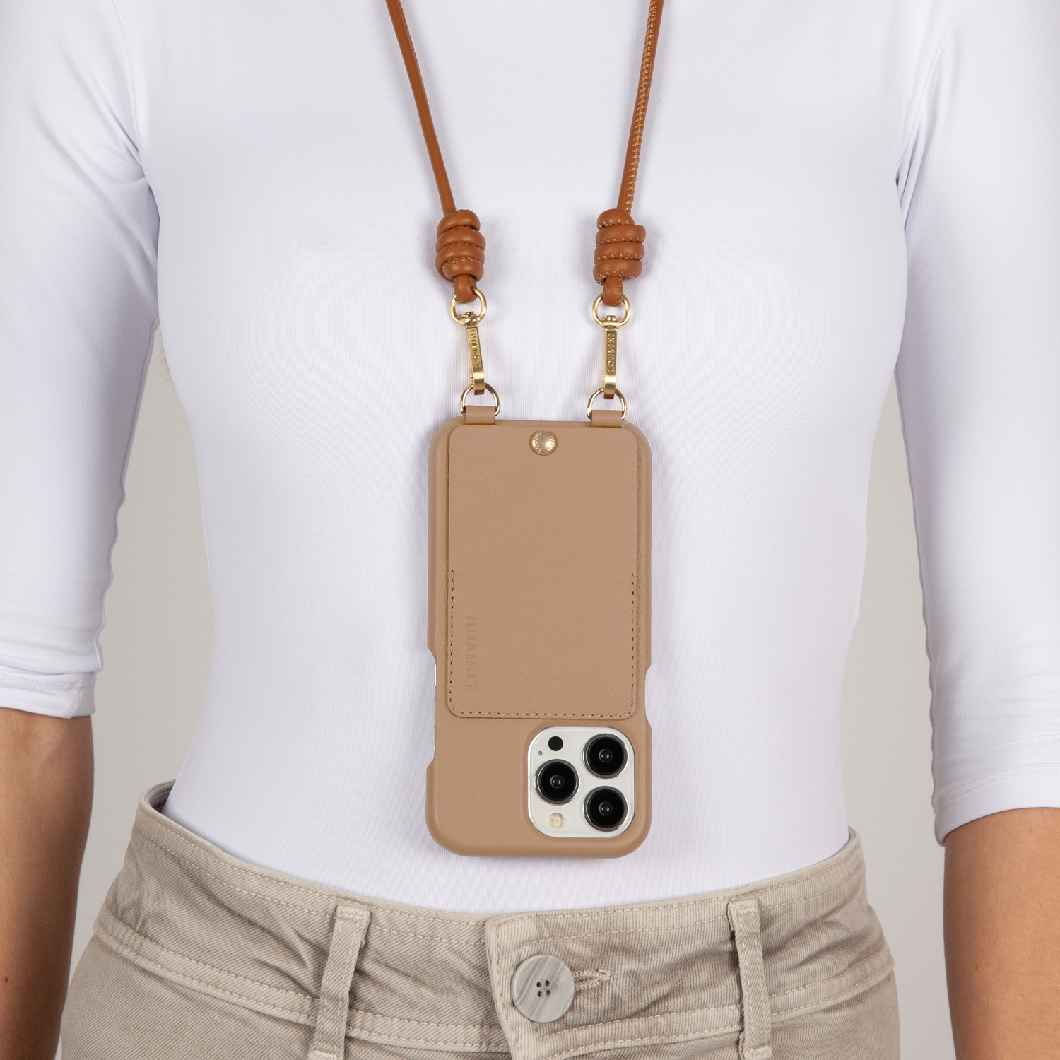 COQUE IPHONE CUIR PORTE CARTE AVEC ANNEAUX LOU - CAMEL PORTÉ CORDON KATE CAMEL