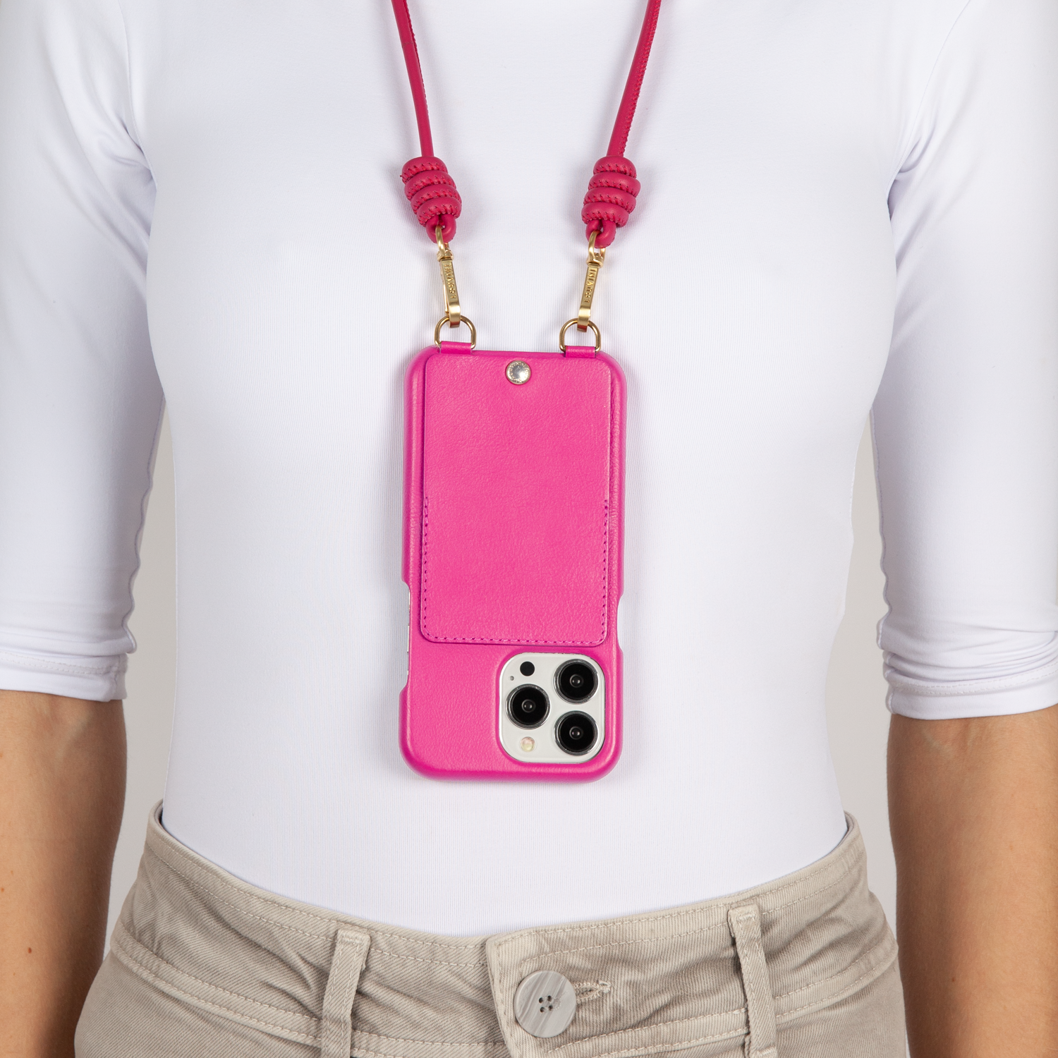 COQUE IPHONE CUIR PORTE CARTE AVEC ANNEAUX LOU FUCHSIA porté avec cordons kate fuchsia 