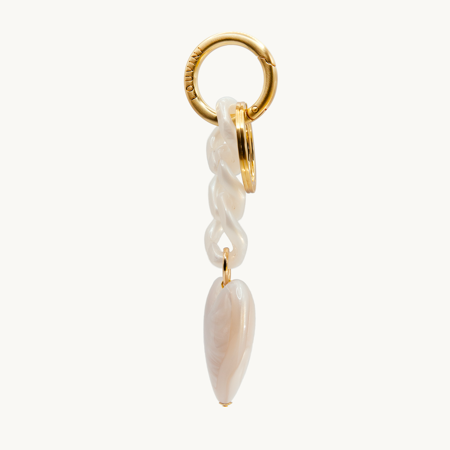 Porte-clés avec mousqueton doré, chaîne en résine blanc et pendentif cœur effet marbre