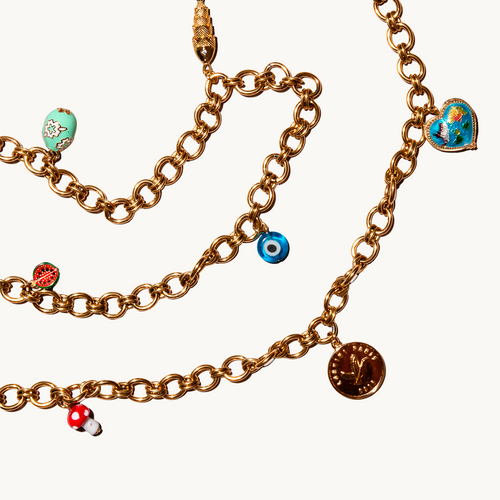 chaîne de téléphone en maillons dorés avec charms