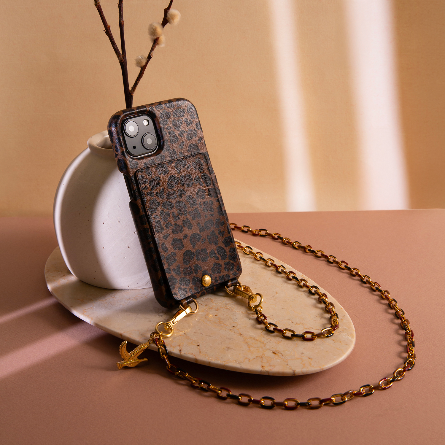 coque iphone en cuir léopard avec chaine bandoulière de téléphone
