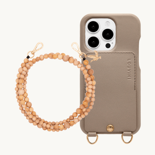 ensemble coque en cuir avec porte carte taupe et cordon bandoulière en perles de bois