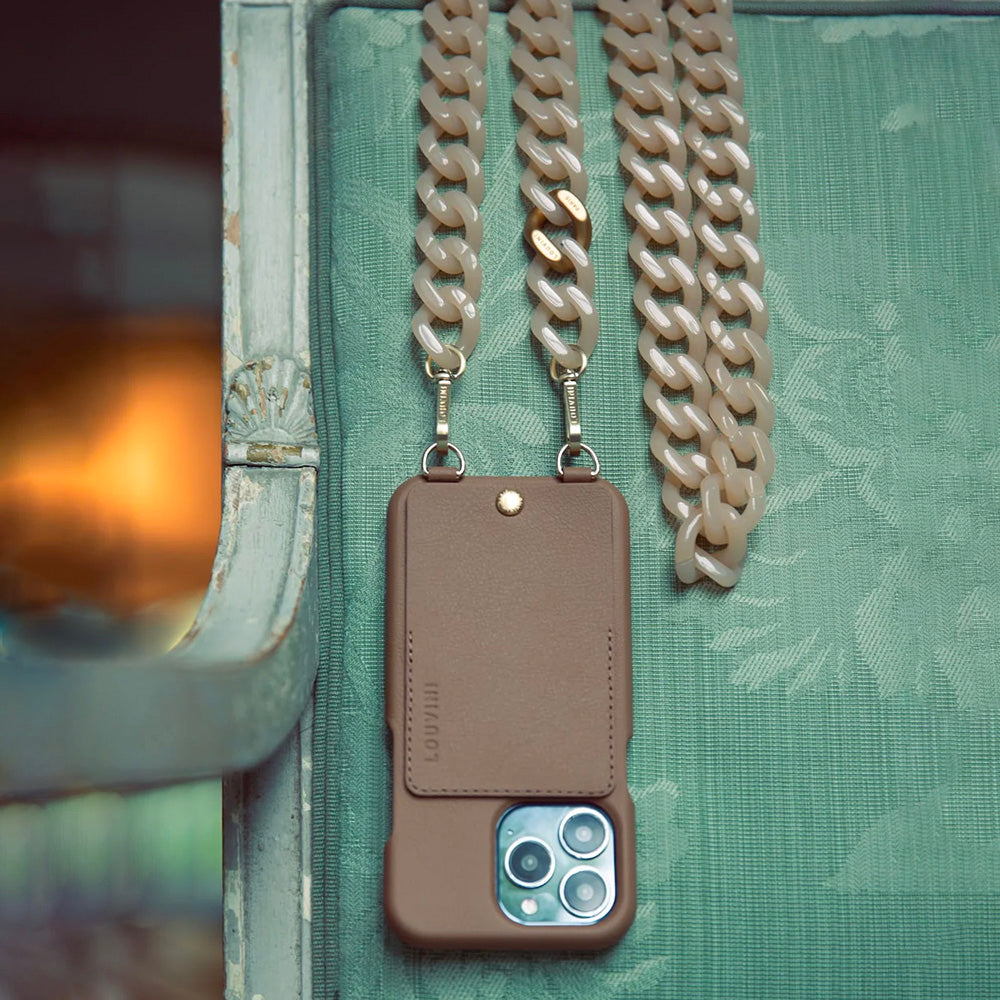 ensemble coque de téléphone avec étui en cuir camel et chaîne dolce  