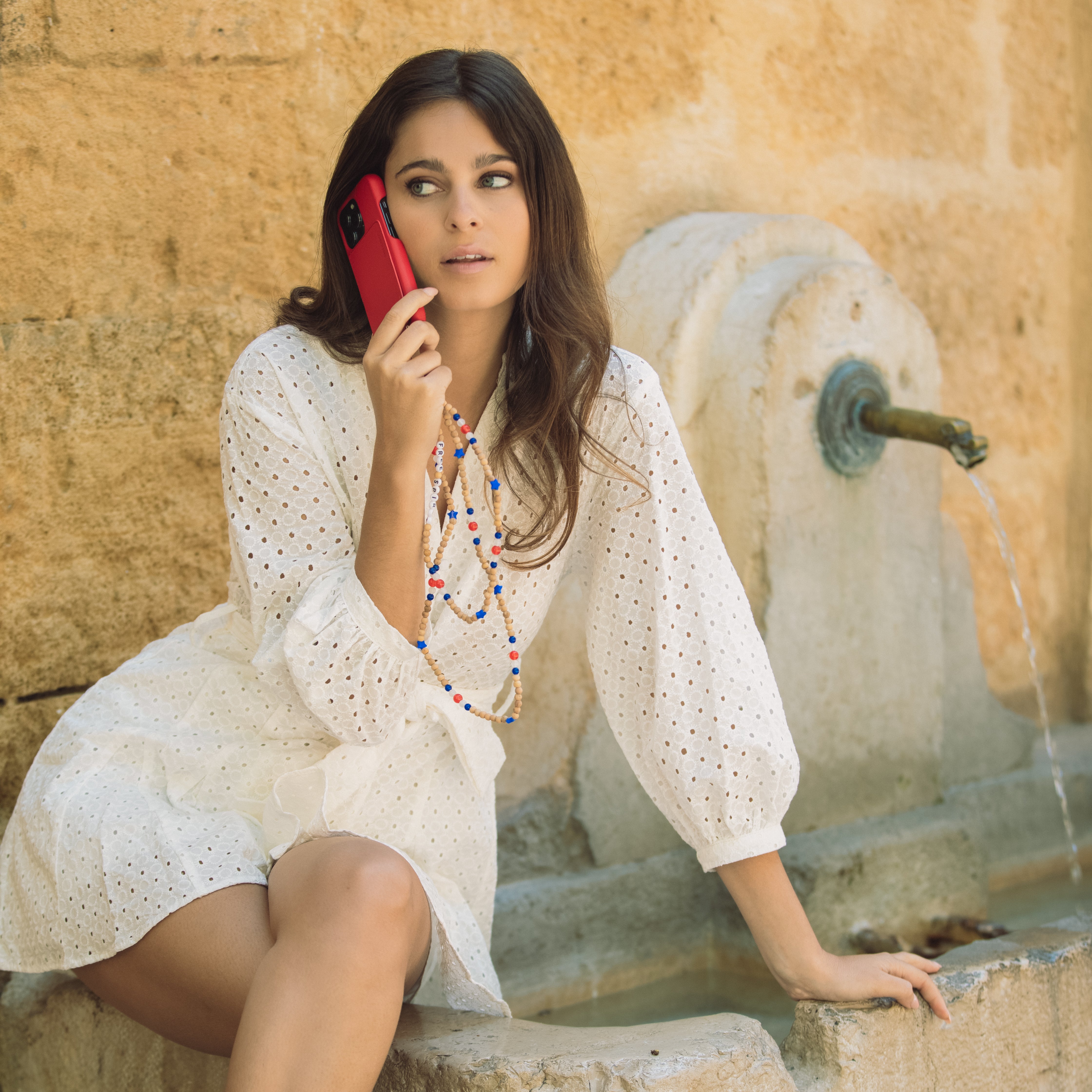 ensemble coque iPhone étui en cuir rouge avec chaîne perle bois 