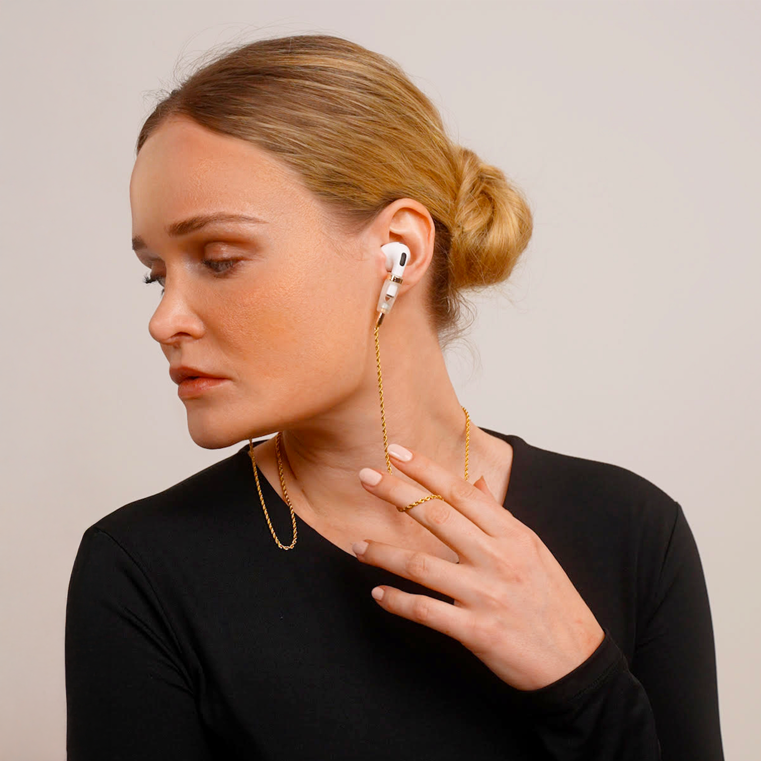 Chaîne dorée pour AirPods avec finitions dorés