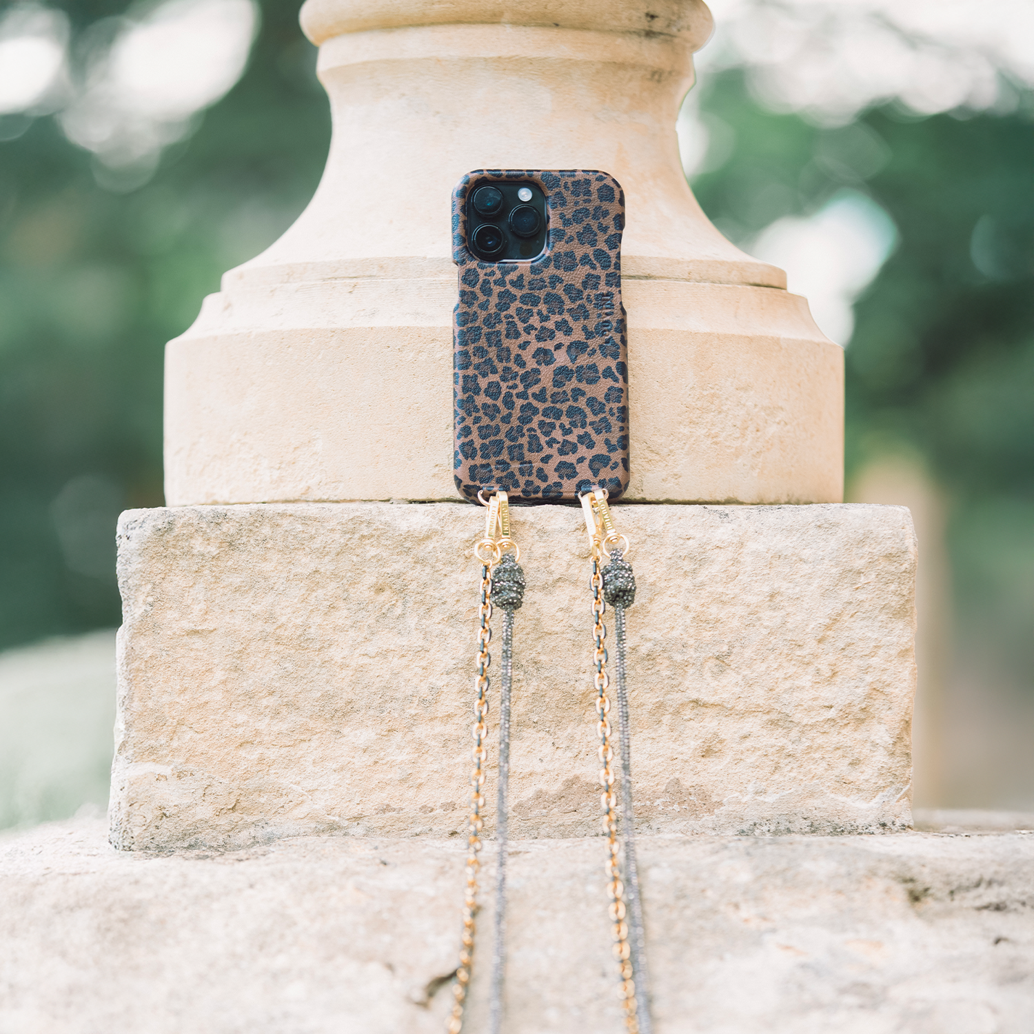 LEATHER IPHONE CASE WITH LOOPS AND MAGSAFE MAX - LEOPARD