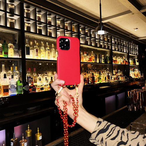 coque iphone en cuir rouge avec bandoulière chaine de téléphone bijou à maillons dorée rouge