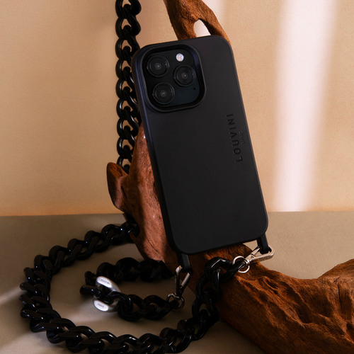 coque iphone noir avec chaine bandoulière à maillons noir détails argentés