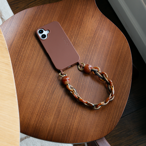 MILO MagSafe Brown Iphone Case & DOLLY bracelet Camel