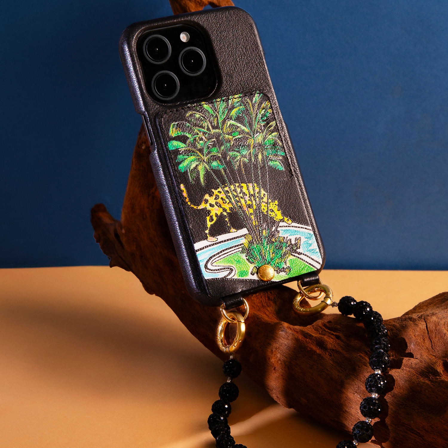 Bracelet de téléphone avec des perles en strass noir et anneaux dorés