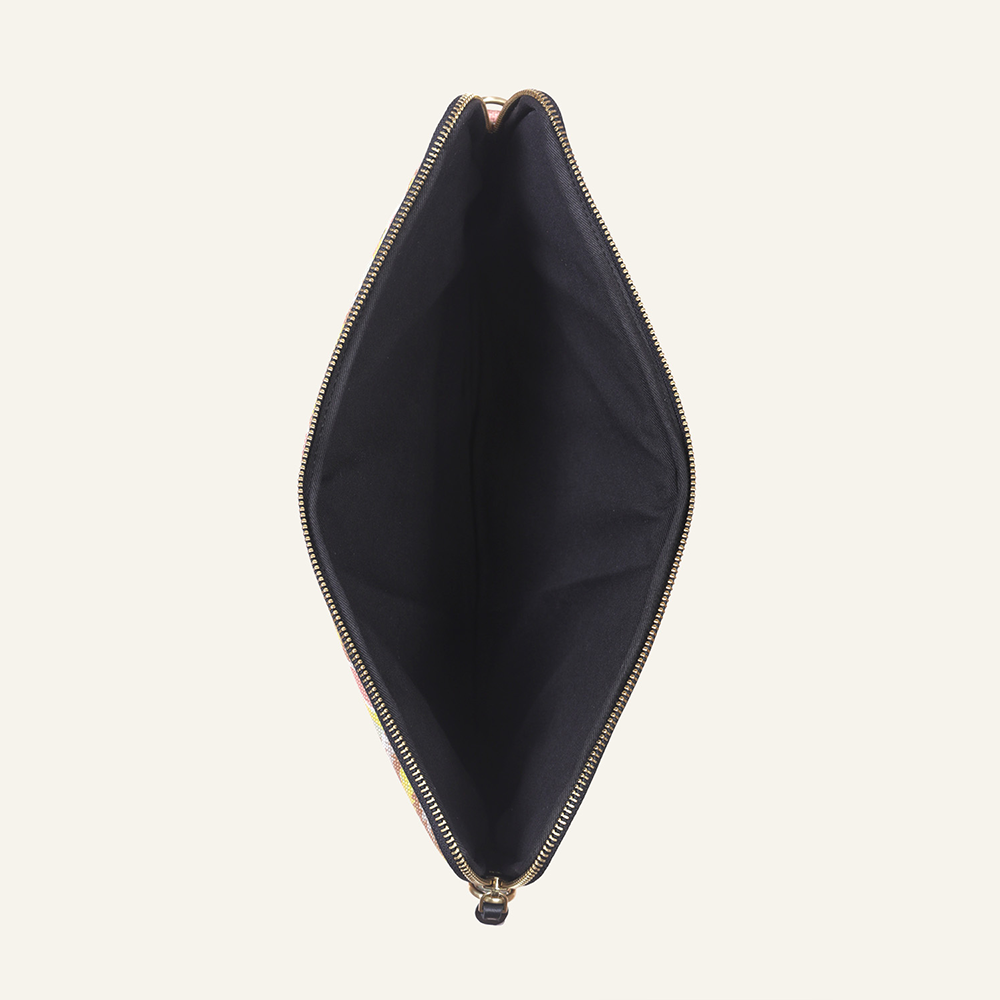 Pochette en tissu imprimé oiseaux jaune avec détail en cuir noir, accessoire élégant et pratique