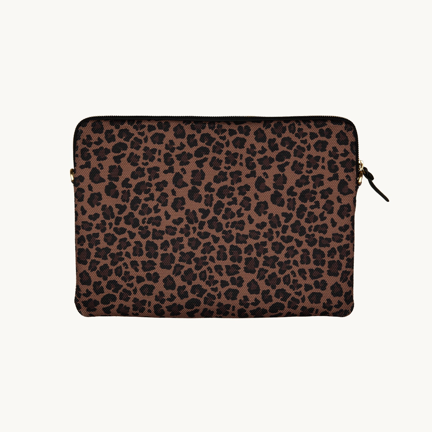 Pochette en tissu imprimé léopard avec détail en cuir noir, accessoire élégant et pratique
